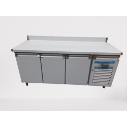 Furnotel - Table réfrigérée inox positive avec évaporateur ventilé - 3 portes - 417 litres - Avec dosseret - GN3201X